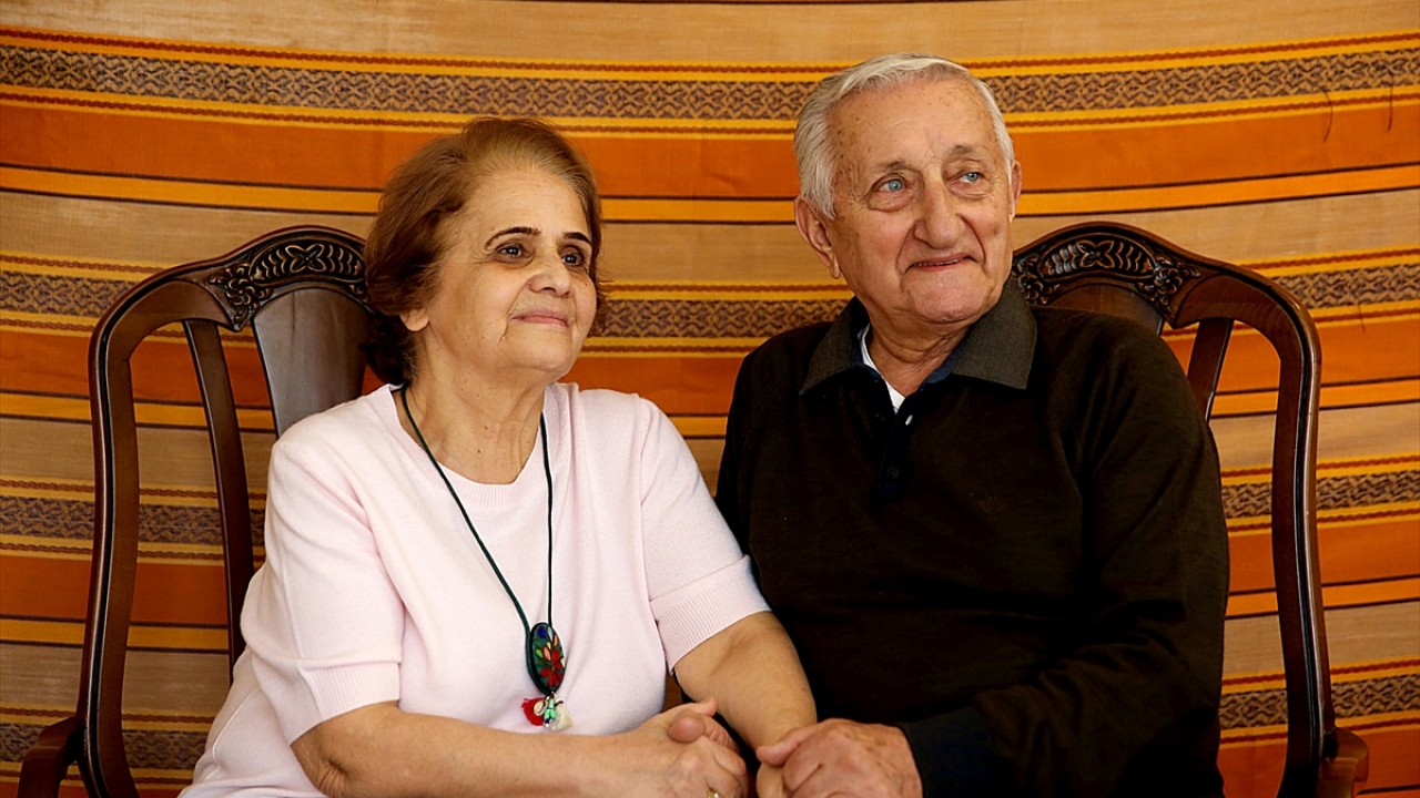 Ertuğrul Albayrak da eşi Nurhan Albayrak ile 46 yıllık mutlu ve huzurlu bir evlilik yaşadıklarını belirterek, bugüne kadar birbirlerine ters bir davranışta bulunmadıklarını anlattı.