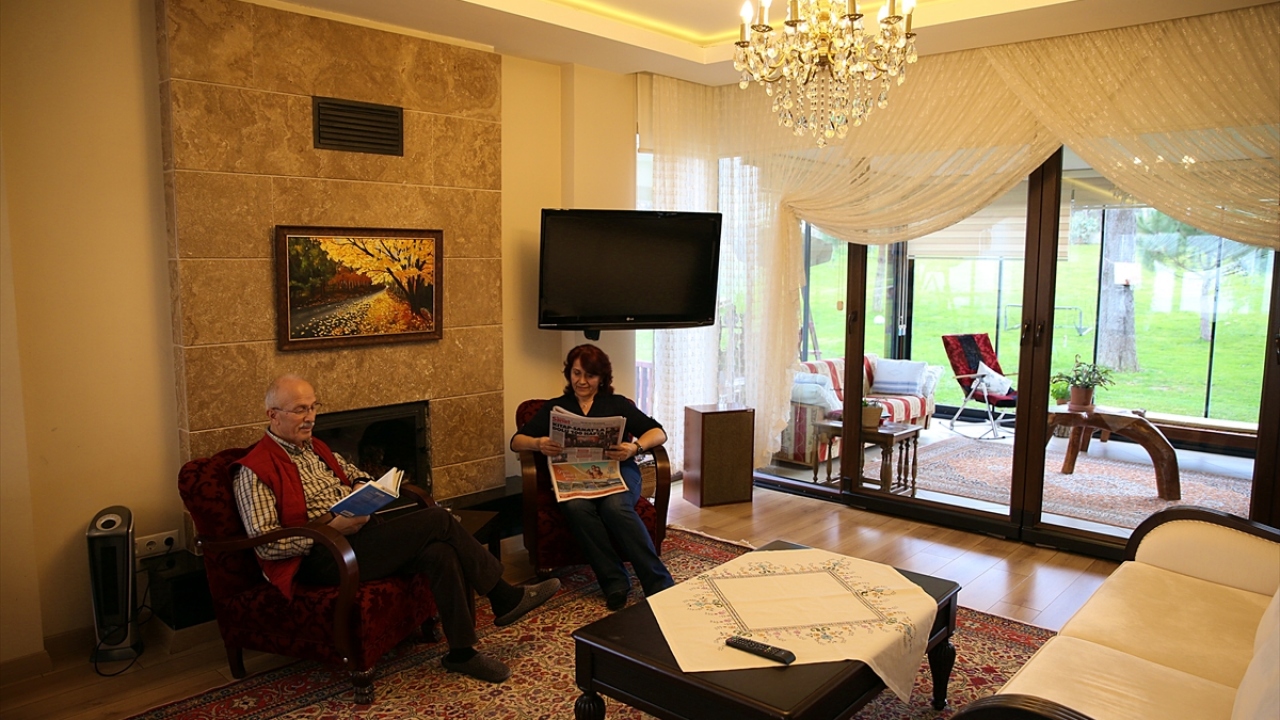 Her günü özel gün gibi yaşayan çiftler, birlikte mutfak ve bahçe işleriyle uğraşmanın, kitap okumanın ve seyahat etmenin tadını çıkarıyor.