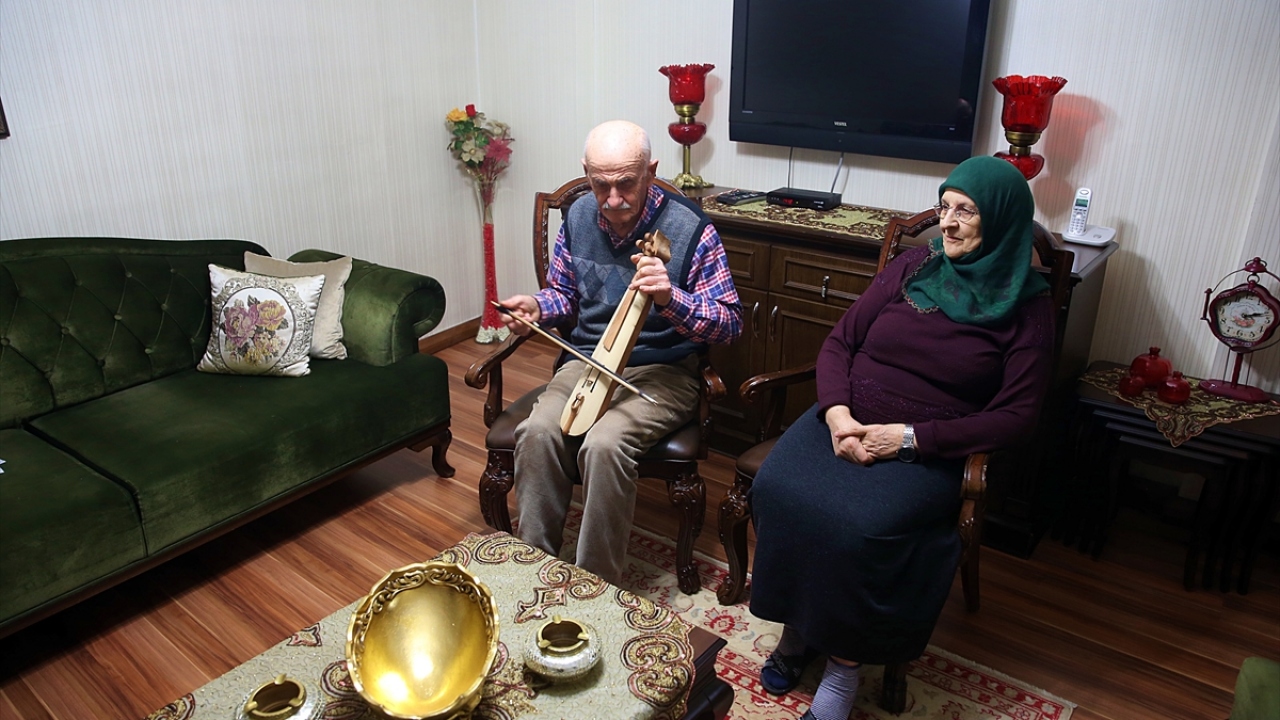 Yaklaşık yarım asırdır evli olan çiftler, ilerleyen yaşlarına rağmen bazen eşleri için yazdıkları şiirleri  okuyor, bazen de kemençe çalarak evliliklerine renk katıyor.