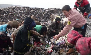 İdlib'de çocuklar topladıkları çöplerle yaşam savaşı veriyor