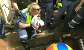 Güney Afrika’da bir bebek yağmur suyu kanalından çıkartıldı