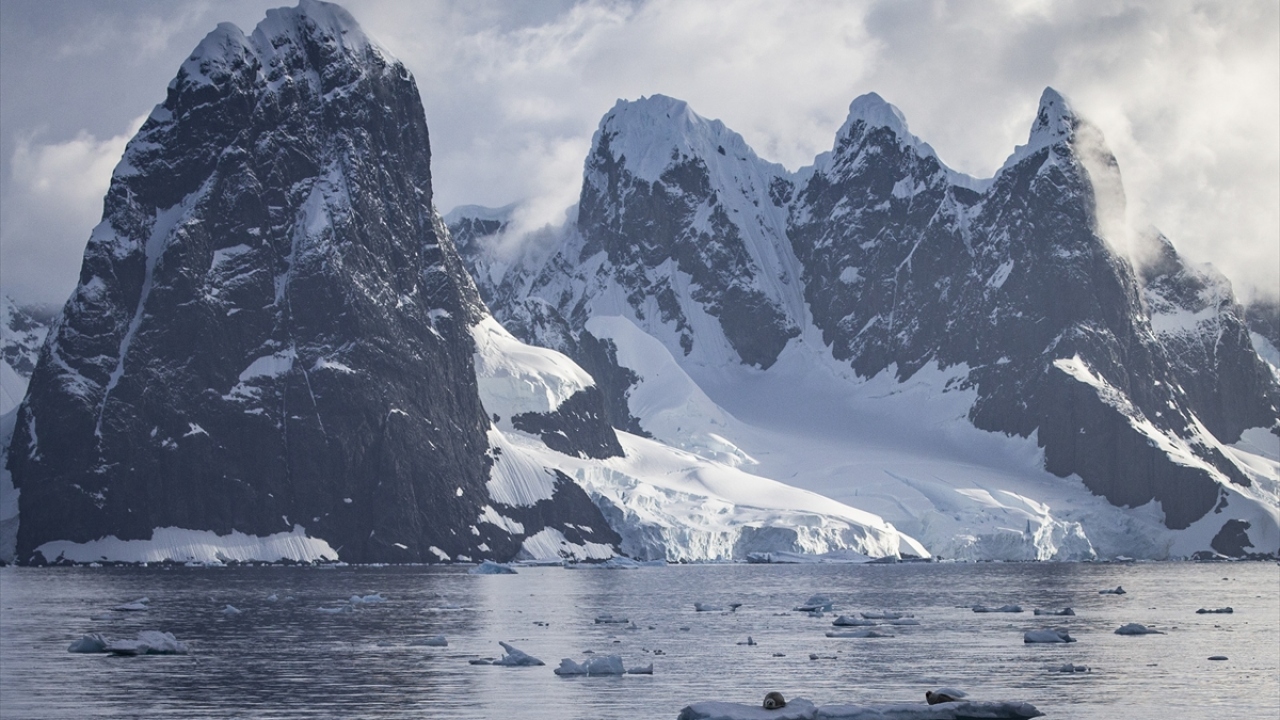 Yüzde 98`i, ortalama kalınlığı 1,6 kilometre olan buz tabakasıyla kaplı kıtada, yeryüzündeki kullanılabilir tatlı suyun yüzde 67`si buzul olarak bulunuyor.