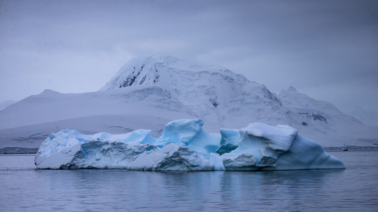 Kış mevsiminde yaklaşık 18 milyon kilometrekareyi bulan deniz buz alanı, yazın 2-3 milyon kilometrekareye kadar düşüyor.