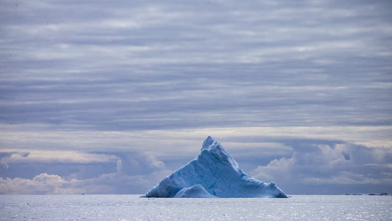 Dünyanın en soğuk, rüzgarlı ve kurak kıtasında, sadece bilimsel araştırmaların yapıldığı 30 ülkenin 100`e yakın üssü bulunuyor.