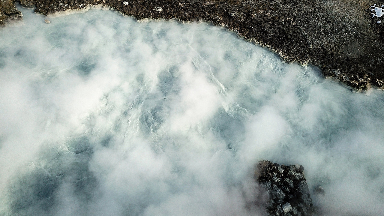 Diyadin ilçesindeki kaplıcalar, bölgede etkili olan ağır kış şartlarına rağmen ziyaretçilerini ağırlamayı sürdürüyor.