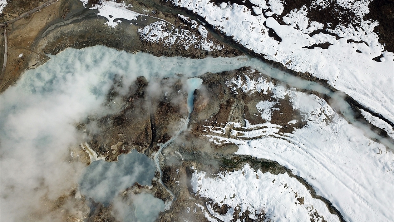 Genelde romatizmal ağrılar ve cilt hastalıkları bulunan kişiler tarafından tercih edilen kaplıcalar, dondurucu soğuklara rağmen binlerce ziyaretçinin uğrak yeri oluyor.
