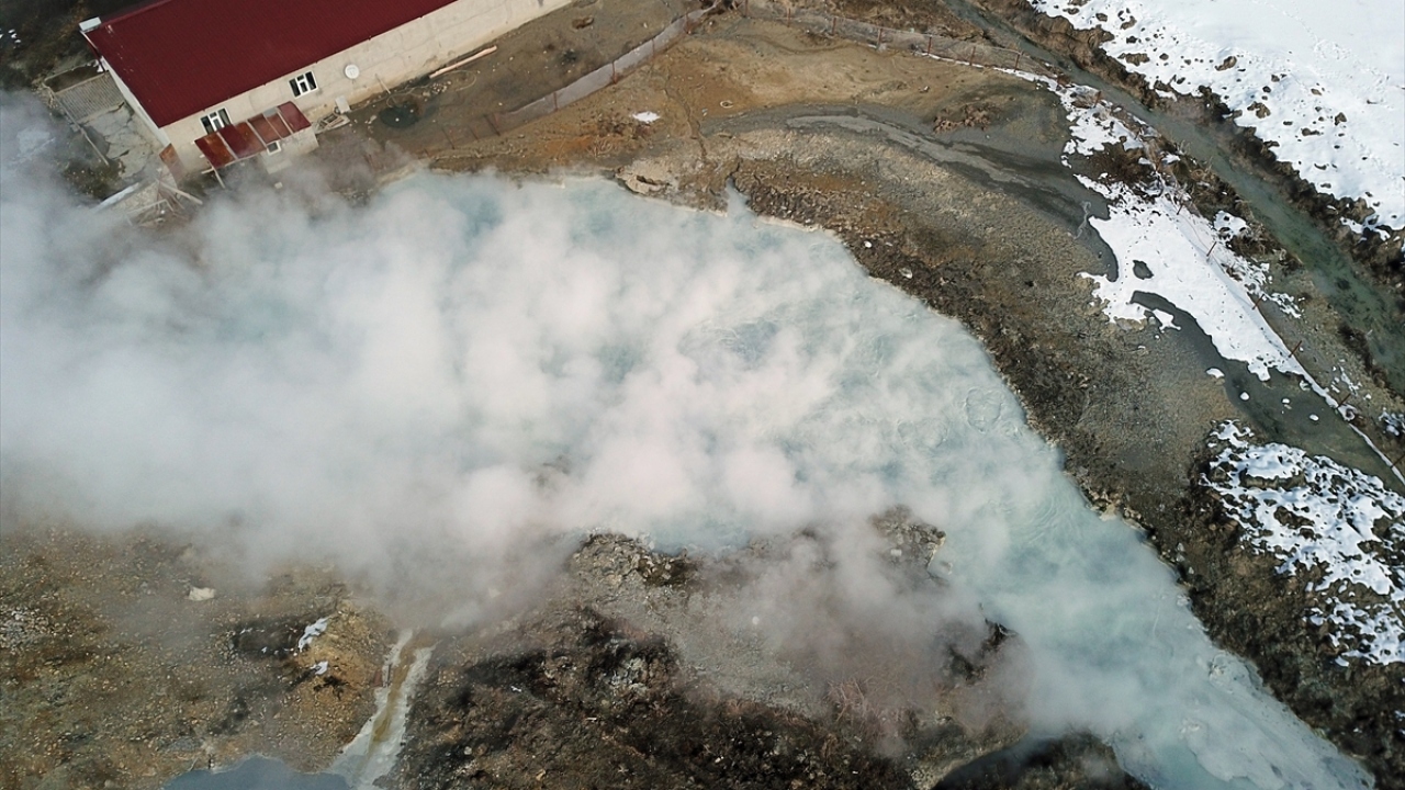 Birçok kişinin şifa bulmak amacıyla buraya geldiğini anlatan Taşdan, "Denizli`den geldim buraya, rahatsızdım. Gerçekten faydaları var, romatizmaya, bel fıtığına faydası var, herkese tavsiye ediyorum." dedi. 