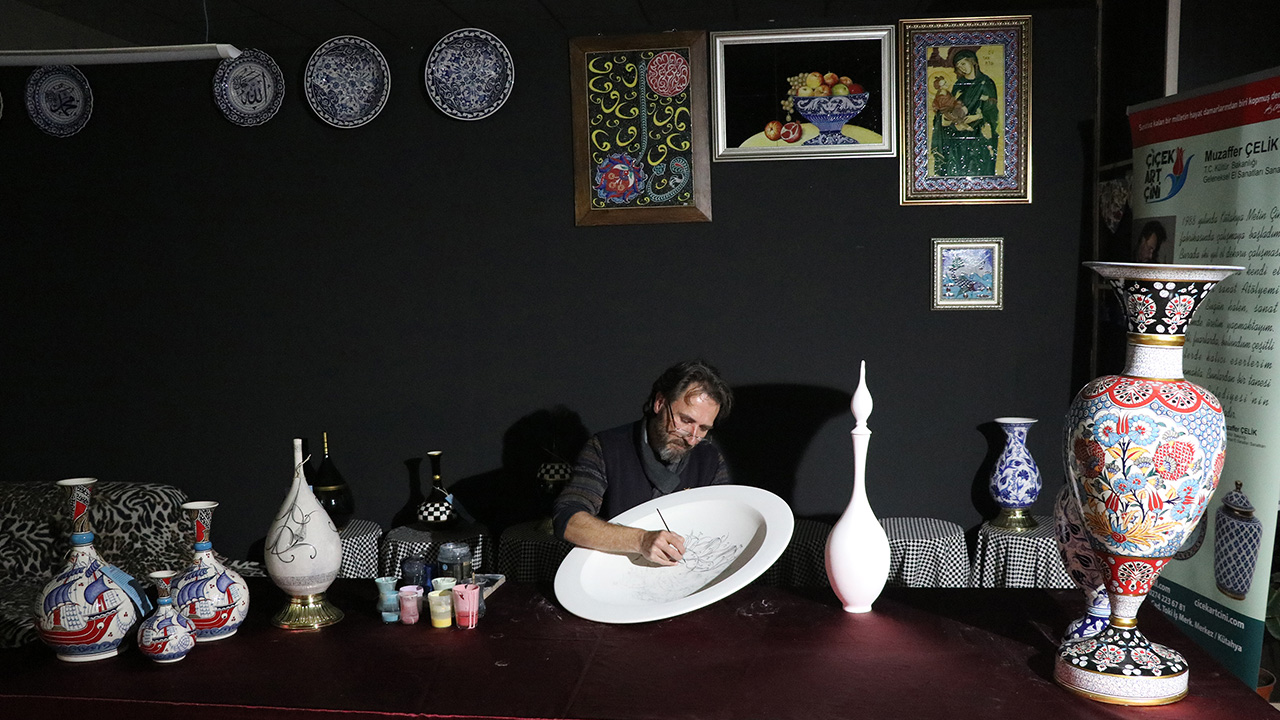 Eserlerini Kütahya`nın merkez Akkent Mahallesi`ndeki atölyesinde yapan Çelik, çiniciliğin yanı sıra farklı çalışmalarıyla da geleneksel el sanatlarına katkı sunmak için çaba harcıyor.