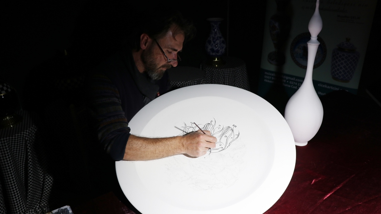 Selçuklu dönemi çinilerinde uygulanan mozaik yönteminden esinlenen Çelik, bu çalışmasında ilk eserlerini vermeye başladı. Söz konusu yöntemi yeniden tasarlayan Çelik, Kütahya çinisini mozaikle buluşturdu.