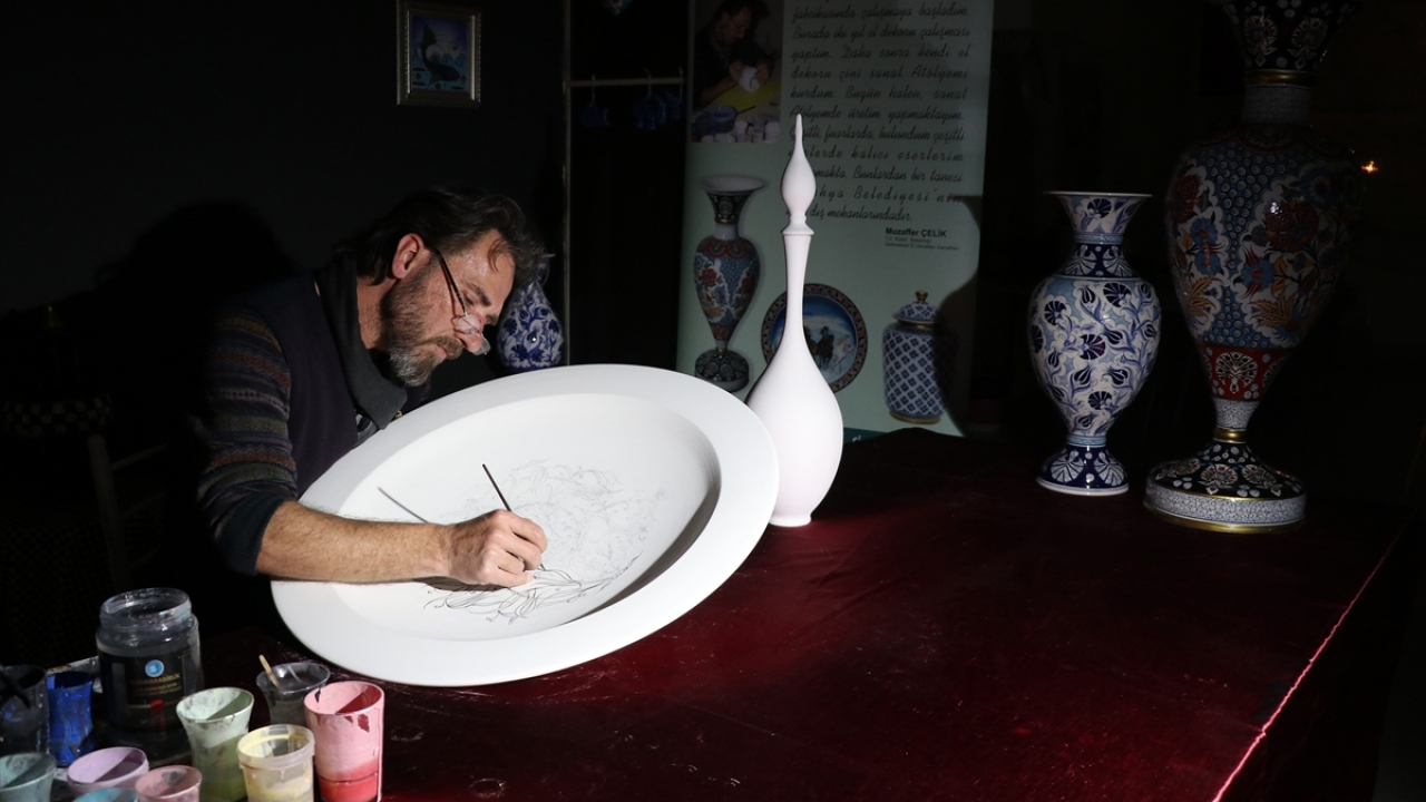 Muzaffer Çelik, 1988 yılında başladığı çini sanatını modernize ederek gelecek nesillere aktarmak için farklı çalışmalar yaptığını belirtti.