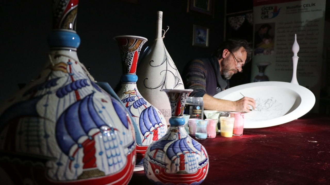 O yıllarda erkeklerin de çininin sanatsal yönünde faaliyet göstermeleri üzerine bu tabunun yıkıldığını dile getiren Çelik, bugün ise çok sayıda erkek ustanın eserleriyle çini sanatını yaşatmaya çalıştığını vurguladı.