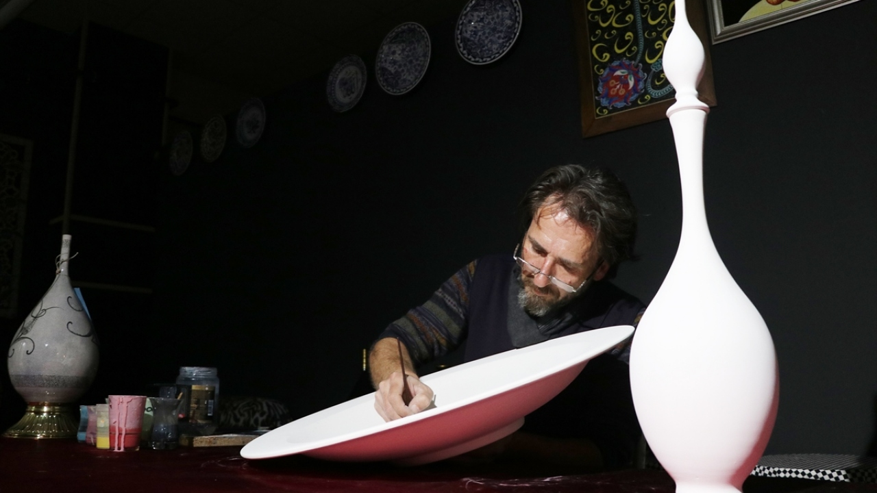 Çelik, 30 yıldır büyük bir aşkla yaptığı çini sanatını kurslarla başkalarına da öğrettiğini aktardı.