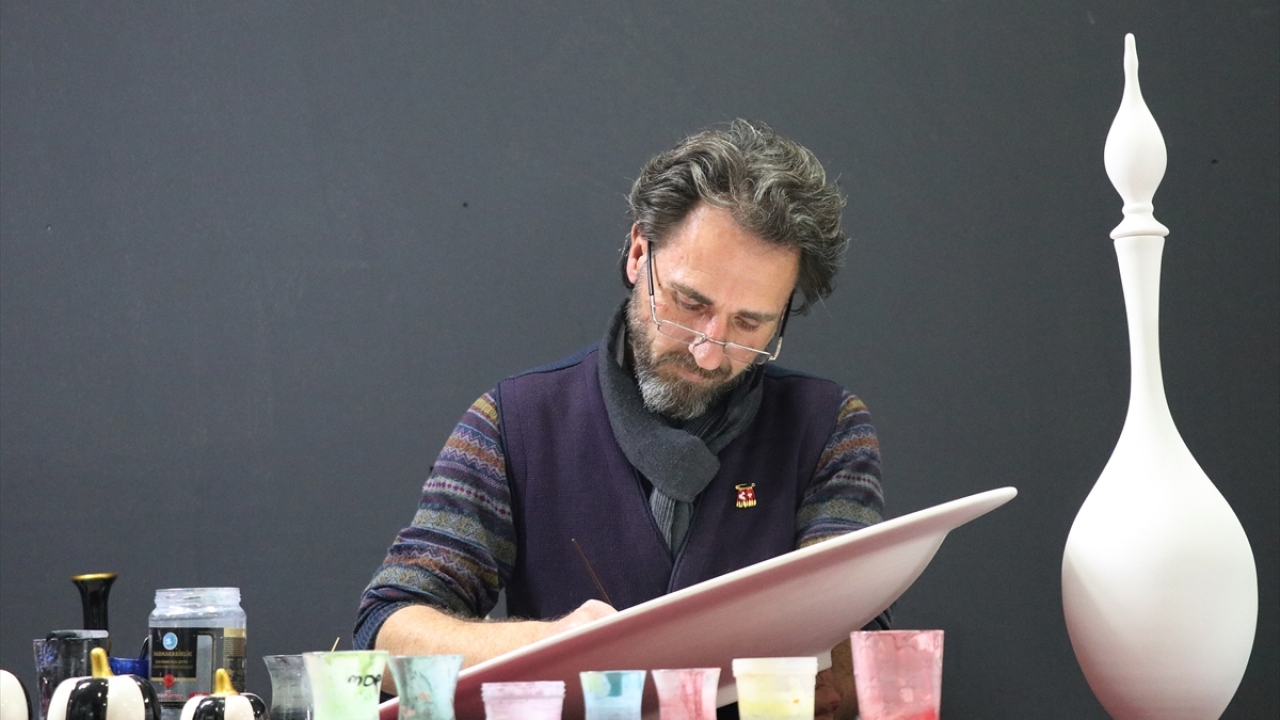 Muzaffer Çelik, çininin dayanıklılığını artırmak ve renklerinin canlılığının uzun yıllar korunmasını sağlamak için Ar-Ge çalışmalarının sürdüğünü sözlerine ekledi.