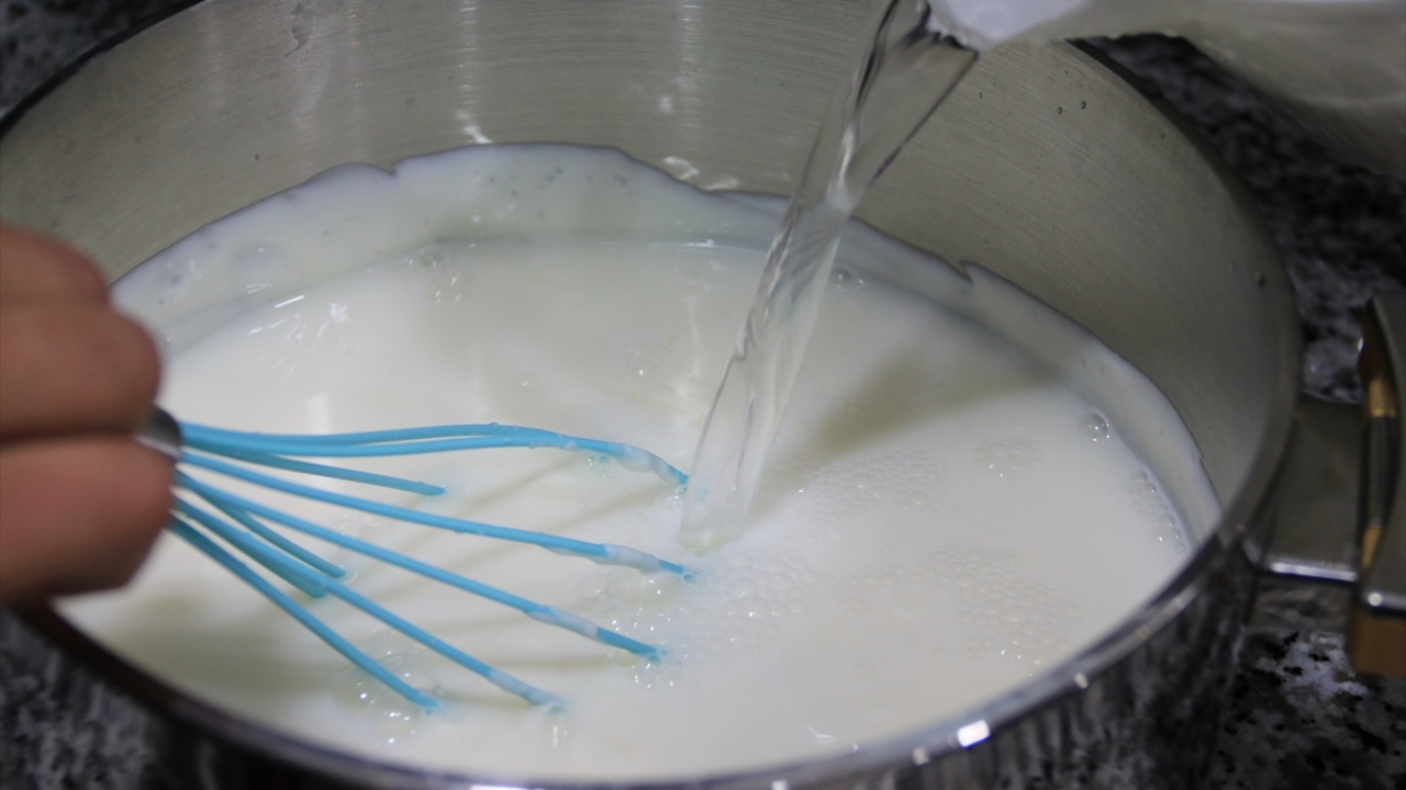 ADEM`de usta aşçı Cansu Seğithan, kursa katılan kursiyerlerin iki ayda Diyarbakır`a özgü yemekleri hazırlamayı öğrendiğini söyledi.