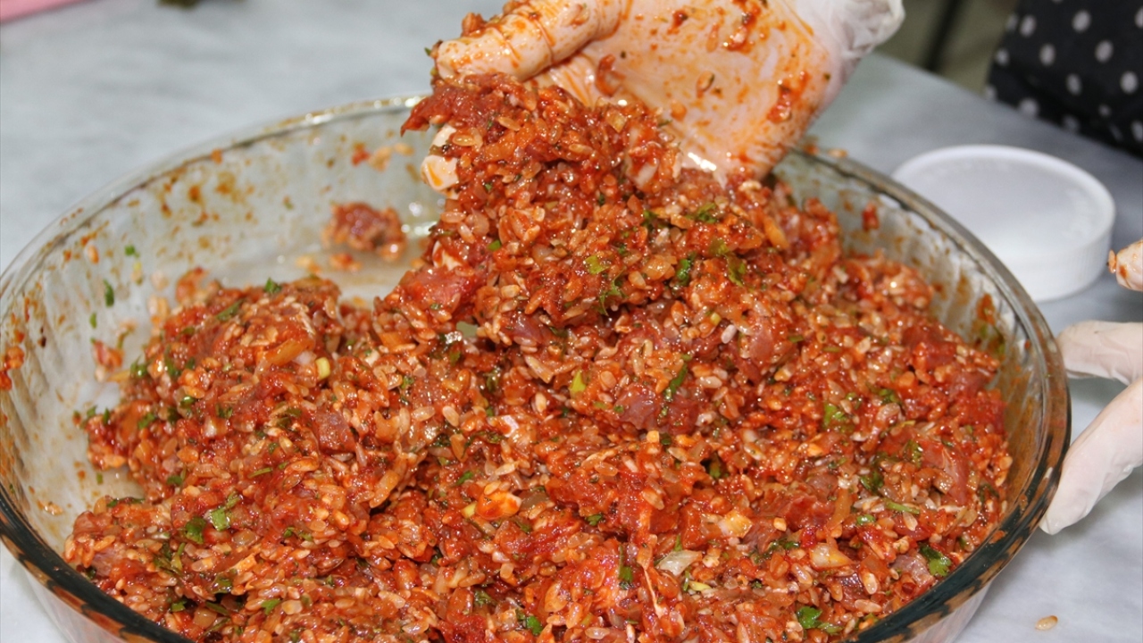 "Özelikle batıdan gelen kursiyerlerimiz Diyarbakır`a özgü yemekleri yapmayı öğrenmeye çalışıyor." diyen Seğithan, kadınlara evde oturmak yerine bu kurslara katılmaları çağrısında bulundu.