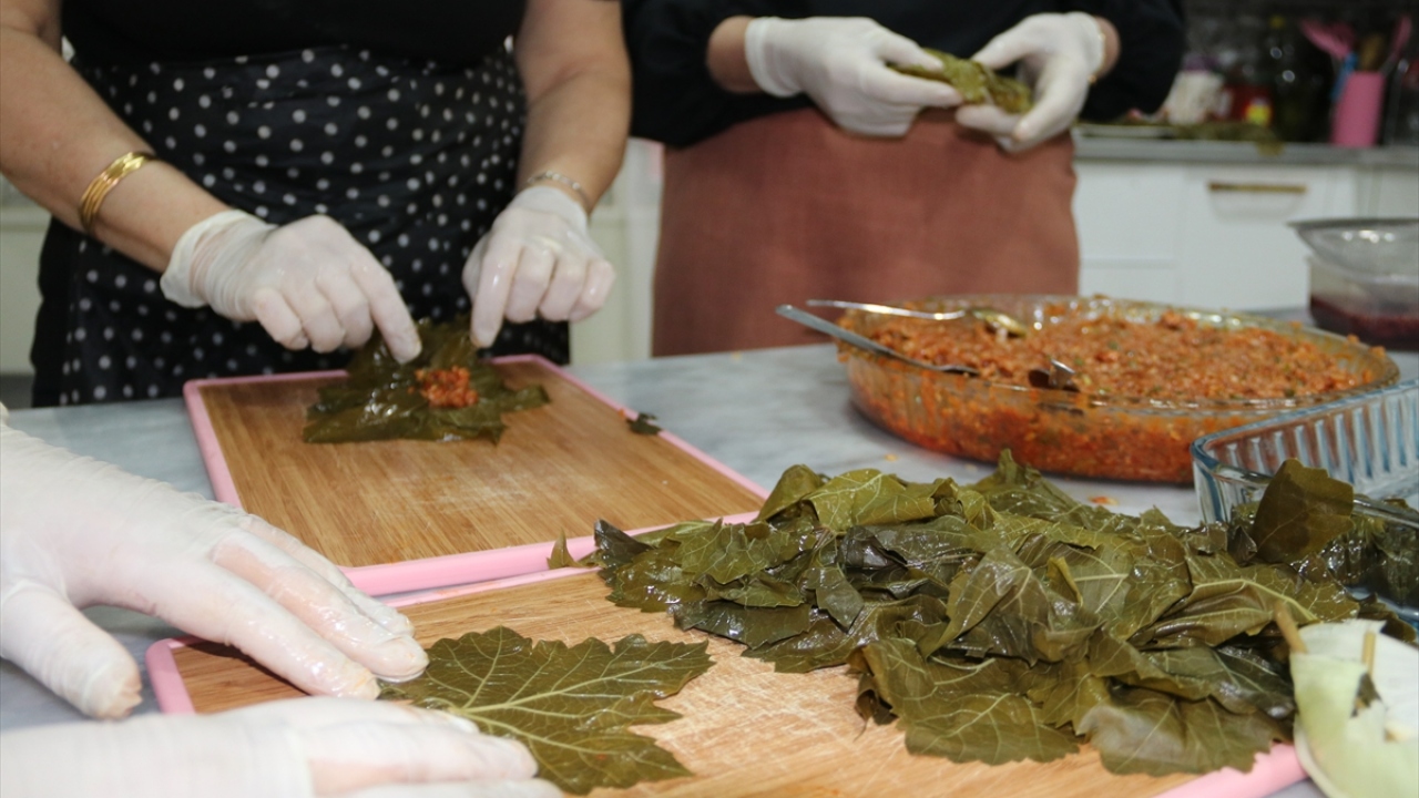 Eşinin görevi nedeniyle Adana`dan Diyarbakır`a gelen kursiyer Ayşe Ercengiz, kente özgü yemekleri öğrenmek için kursa katıldığını söyledi.