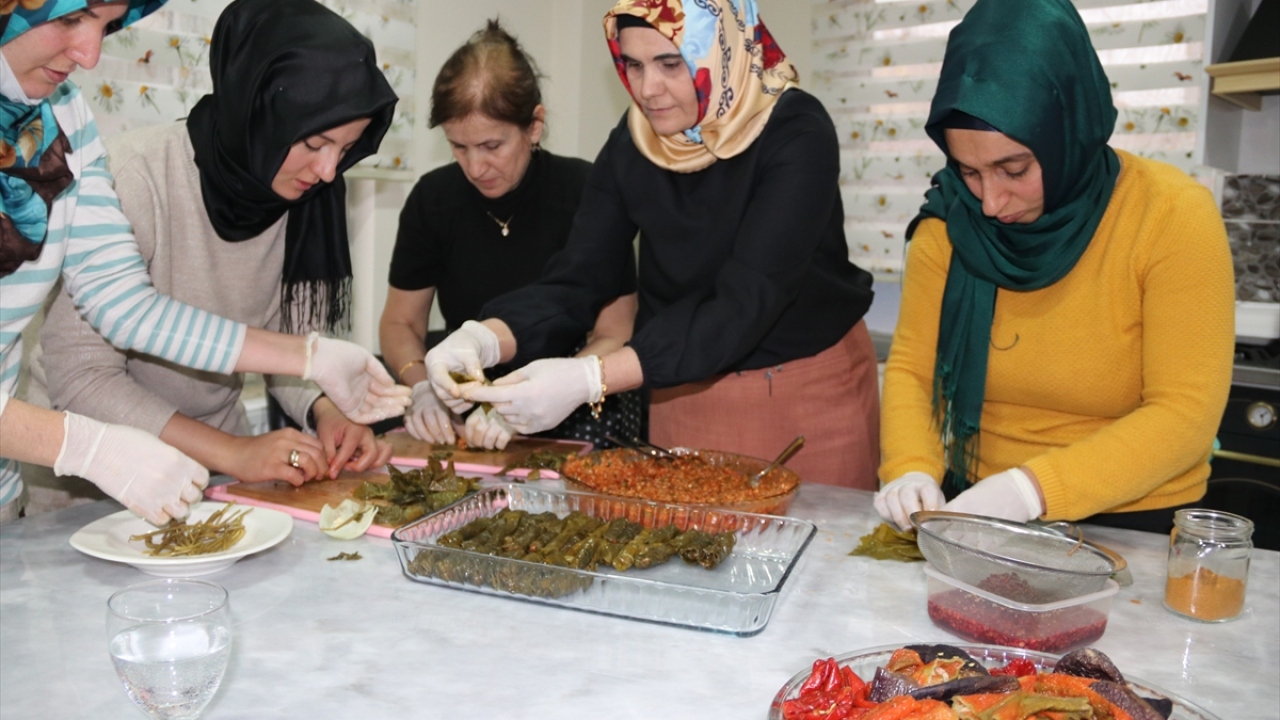 "Diyarbakır yemeklerini yapabiliyorum. Kendime küçük bir dükkan açmayı düşünüyorum." diyen Ercengiz, kursta verilen eğitimden memnuniyet duyduğunu aktardı.