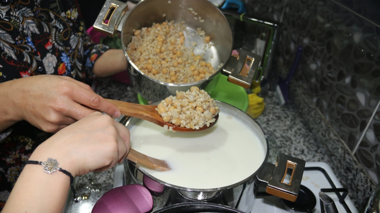 Meral Özerol, devletin kadınlara yönelik açtığı kursta kente özgü yemek çeşitlerini öğrenmekten duyduğu mutluluğu dile getirdi.