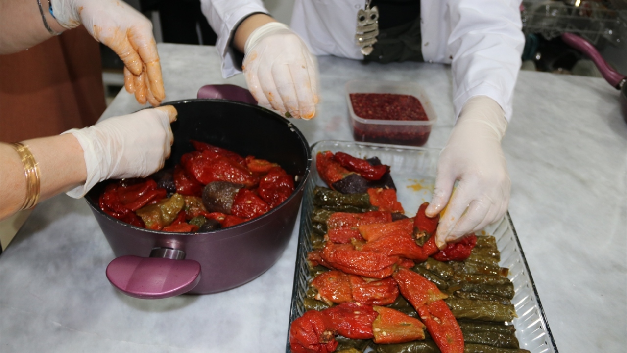 Özerol, "Amacım işi ehlinden öğrenmek. Diyarbakır yemeklerini öğrenip, ileride kendime bir iş yeri açıp aile ekonomisine katkıda bulunmak istiyorum." diye konuştu.
