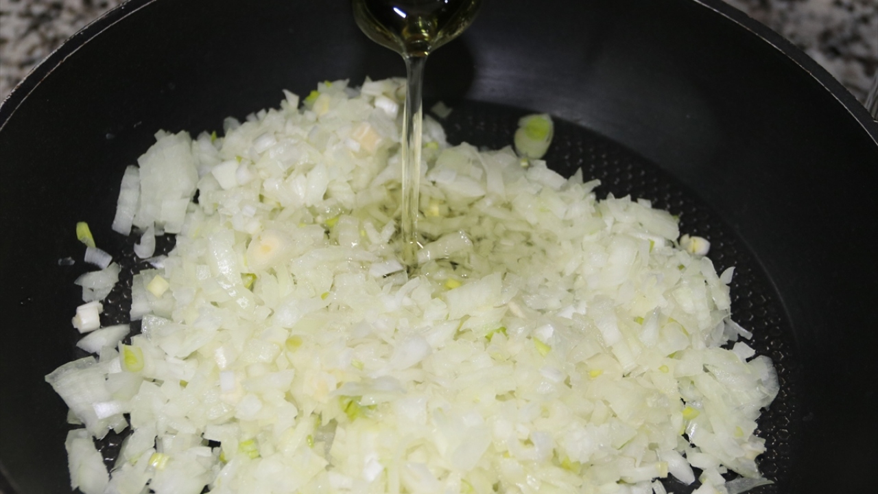 Huriye Karakaya da eşinin işi nedeniyle İstanbul`dan 2 sene önce Diyarbakır`a geldiğini ifade ederek, kursta tüm yemeklerin yapımını öğrendiğini aktardı.