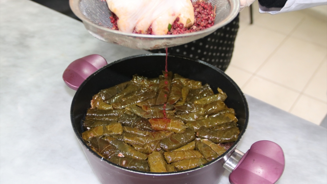 Boş zamanlarını değerlendirmek için kursa katıldığını belirten Karakaya, "Diyarbakır`ın yöresel yemeklerini burada öğrendik. Bize iş imkanı oldu." şeklinde konuştu.