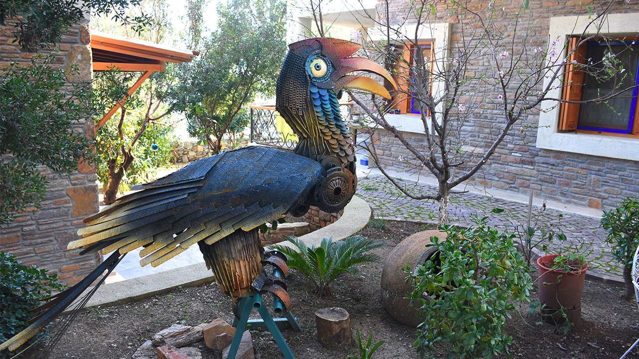Kızılağaç Mahallesi`nde yaşamını sürdüren Mimar Sinan Güzel Sanatlar Fakültesi Resim Bölümü mezunu 48 yaşındaki Koçak, 25 yıldır hurda malzemeleri heykele dönüştürüyor.
