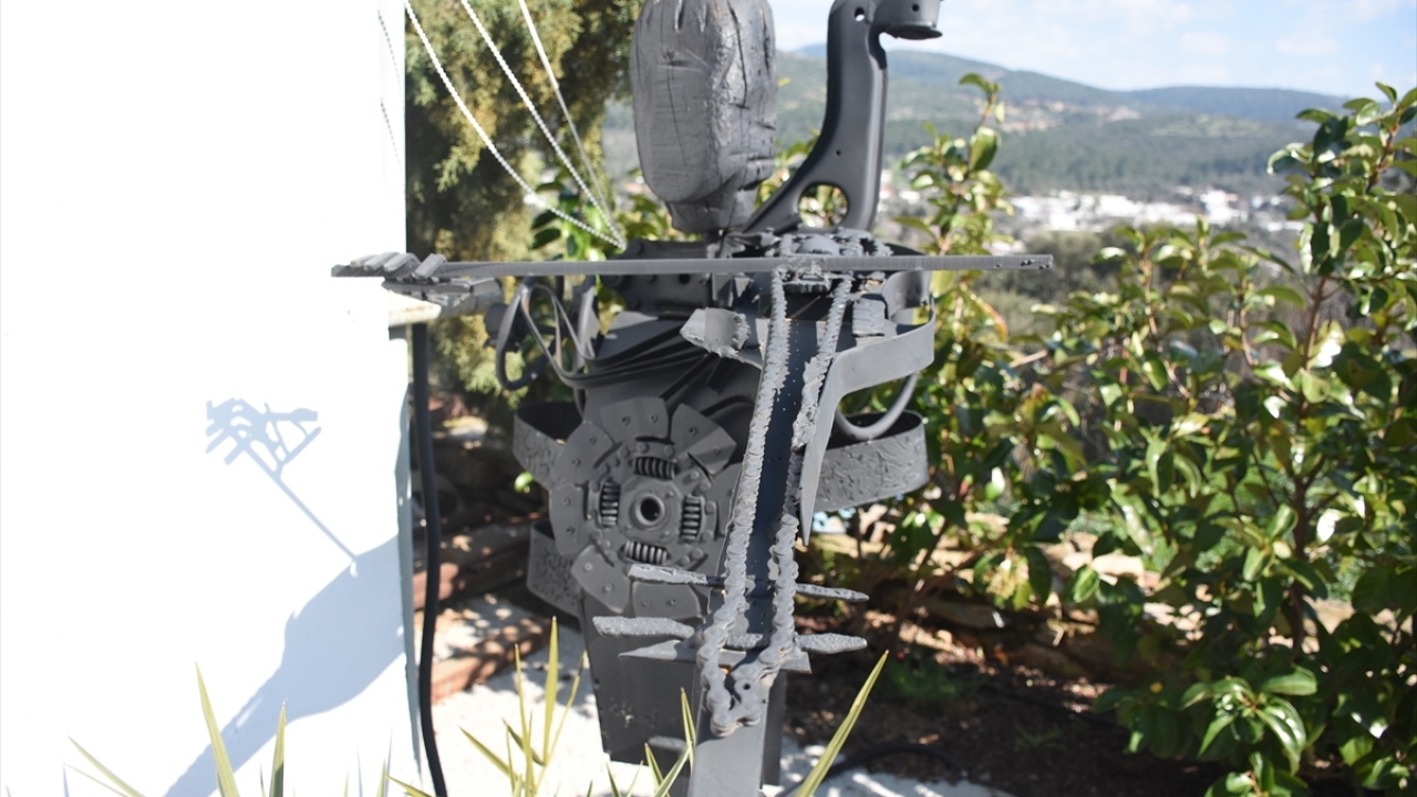 Deniz hayvanlarından esinlendiğini anlatan Koçak, şimdiye kadar denizatı başta olmak üzere, balık, yengeç gibi deniz ürünlerinin yanı sıra, kartal, karga, keçi ve kaplumbağa gibi değişik hayvanlar yaptığını da belirtti.