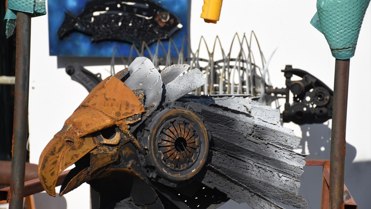 Projelerini sürdürmeye devam edeceğine işaret eden Koçak, 6 metrelik bir kayayı oyarak metalle farklı bir figür yapmaya başladığını vurguladı.