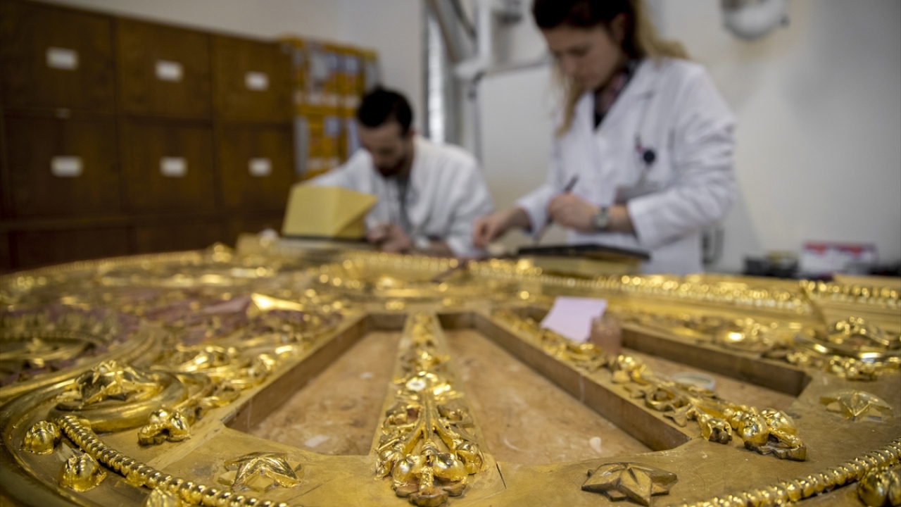 2. Abdülhamit Han döneminde, sarayda bozulan altın varaklı objelerin restorasyon ihtiyacından kaynaklı olarak bir atölye oluşturulduğunu anlatan Kural, şu bilgileri verdi: