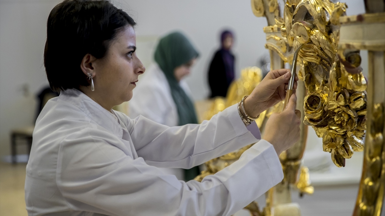 Kural, "Eserin bulunduğu oda restorasyona girmişse, açılış için tarih belirlenmişse o odanın objelerine öncelik veriliyor." dedi.