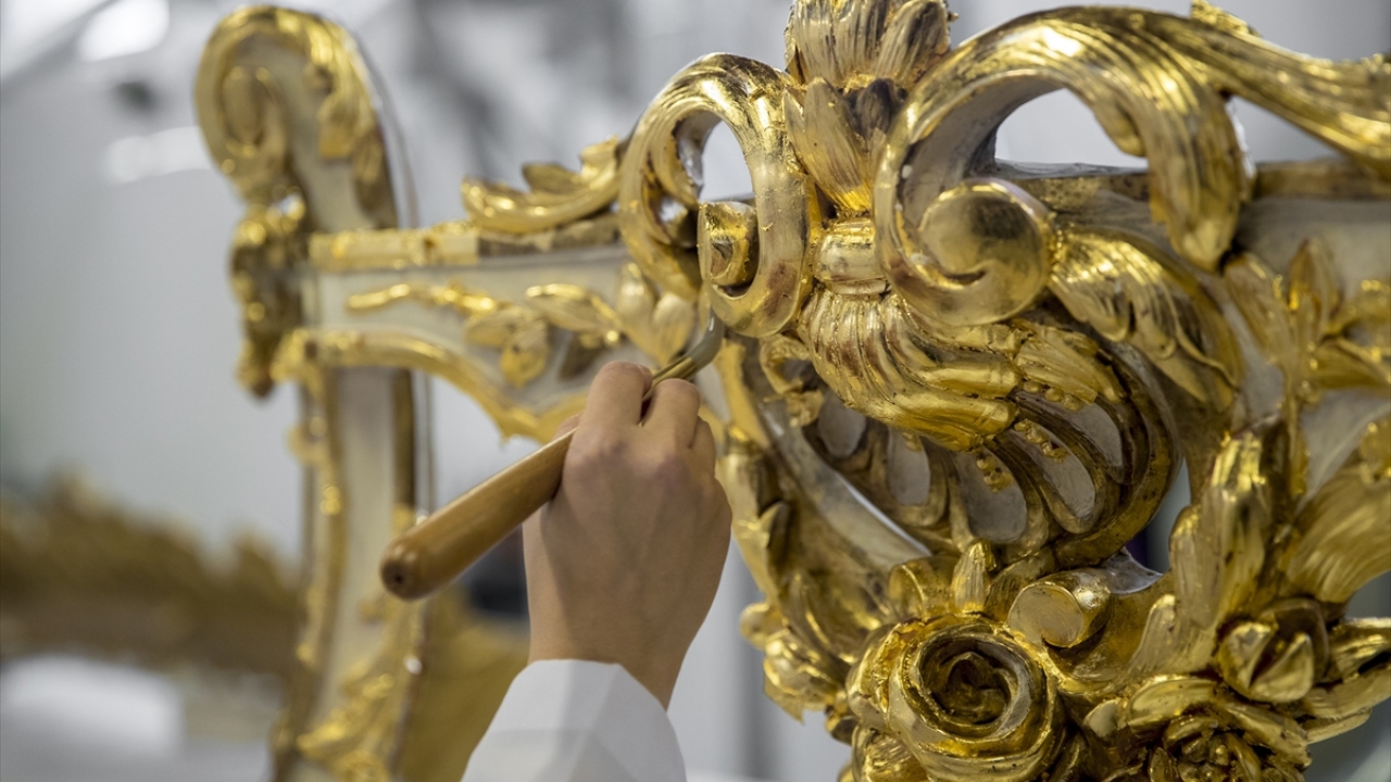 Atölyede Sultan Abdülaziz`in karyolasının restore edildiğini anlatan Kural, ağır hasarlı olduğu için 5 aydır atölyede bulunan eserdeki figürlerin folyodan daha ince hale getirilen altın yapraklarla orijinaline sadık kalınarak tek tek bezendiğini kaydetti.