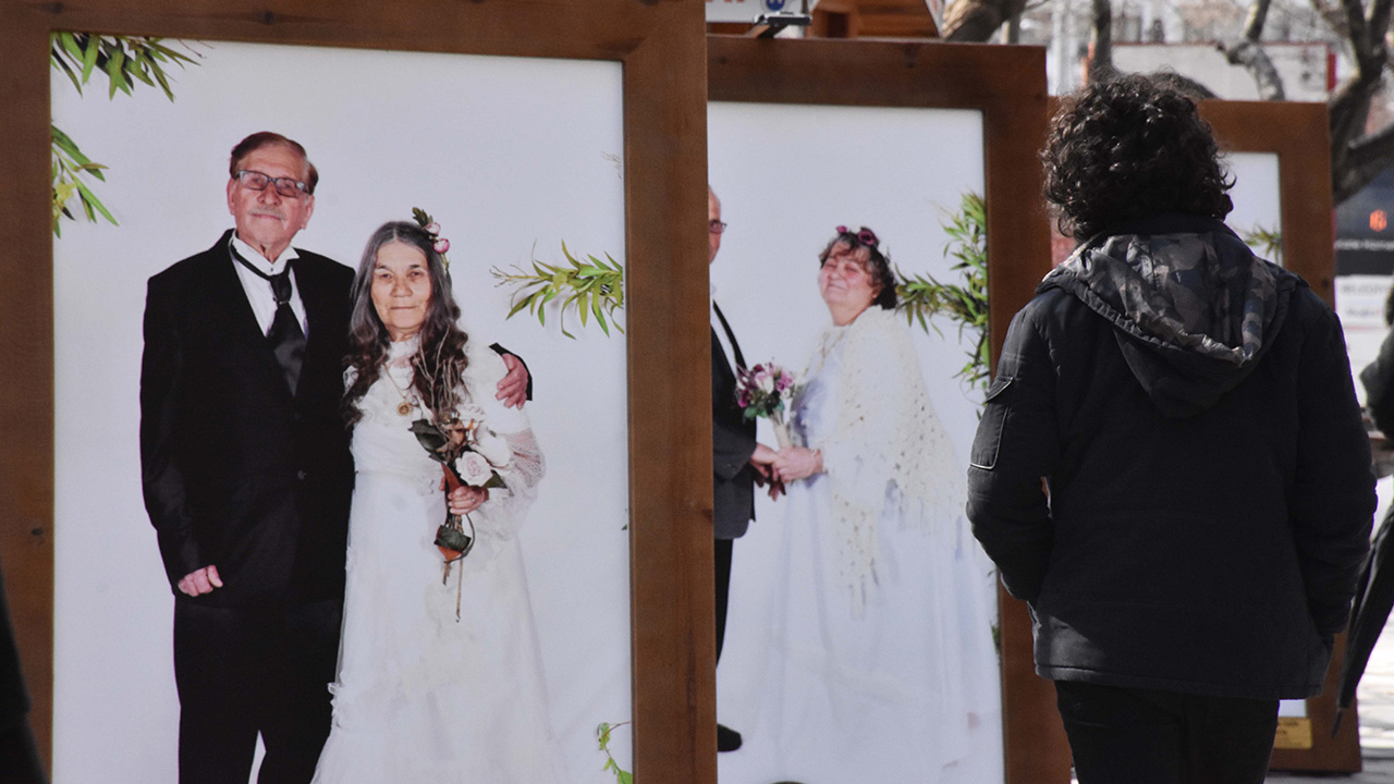 Menteşe Belediyesi, yarım asrı bulan evliliklerine dair fotoğrafı olmayan 60 yaş üzeri çiftlerin, gelinlik ve damatlıklarıyla fotoğraflarını çektirdi.