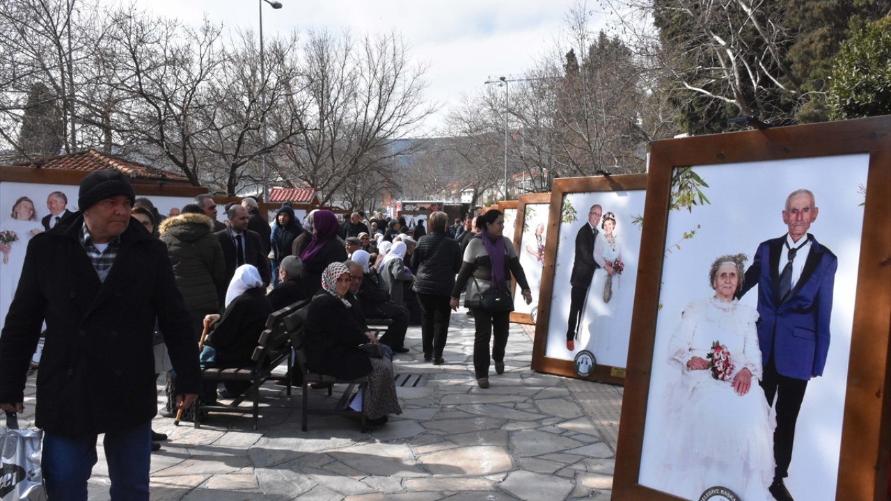 Belediye ekipleri tarafından yaşadıkları köyden alınarak ilçe merkezine getirilen, sağlık taramasından geçirildikten sonra kuaföre götürülen çiftler, gelin ve damatlıklarıyla objektif karşısına geçti.