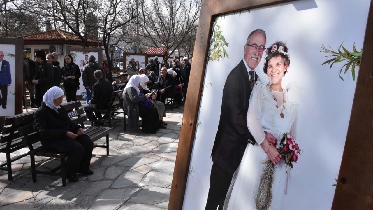 Yıllar sonra gelinlik ve damatlık giyerek adeta ikinci baharını yaşayan 14 çift, "14 Şubat Sevgililer Günü İkinci Bahar" Fotoğraf Sergisine de konu oldu.