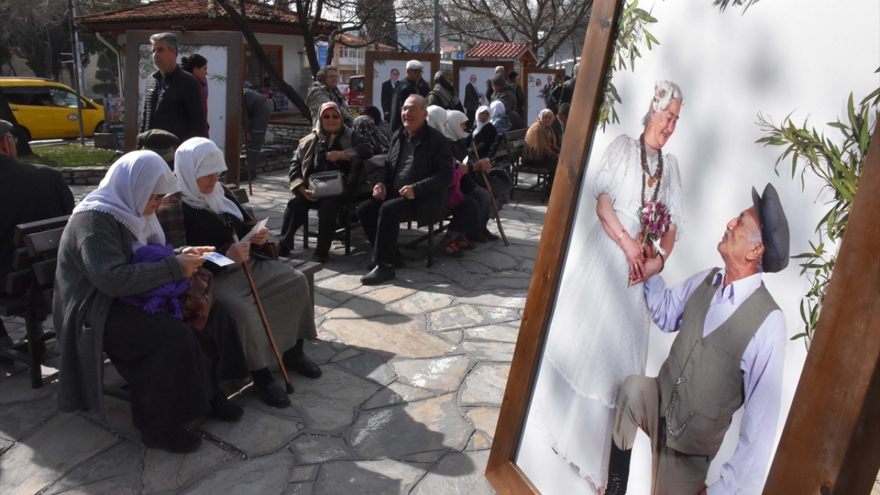 Sınırsızlık Meydanı`nda açılan sergide çiftlerin fotoğrafları sergilenirken, çiftlere gül verilerek fotoğrafları hediye edildi.