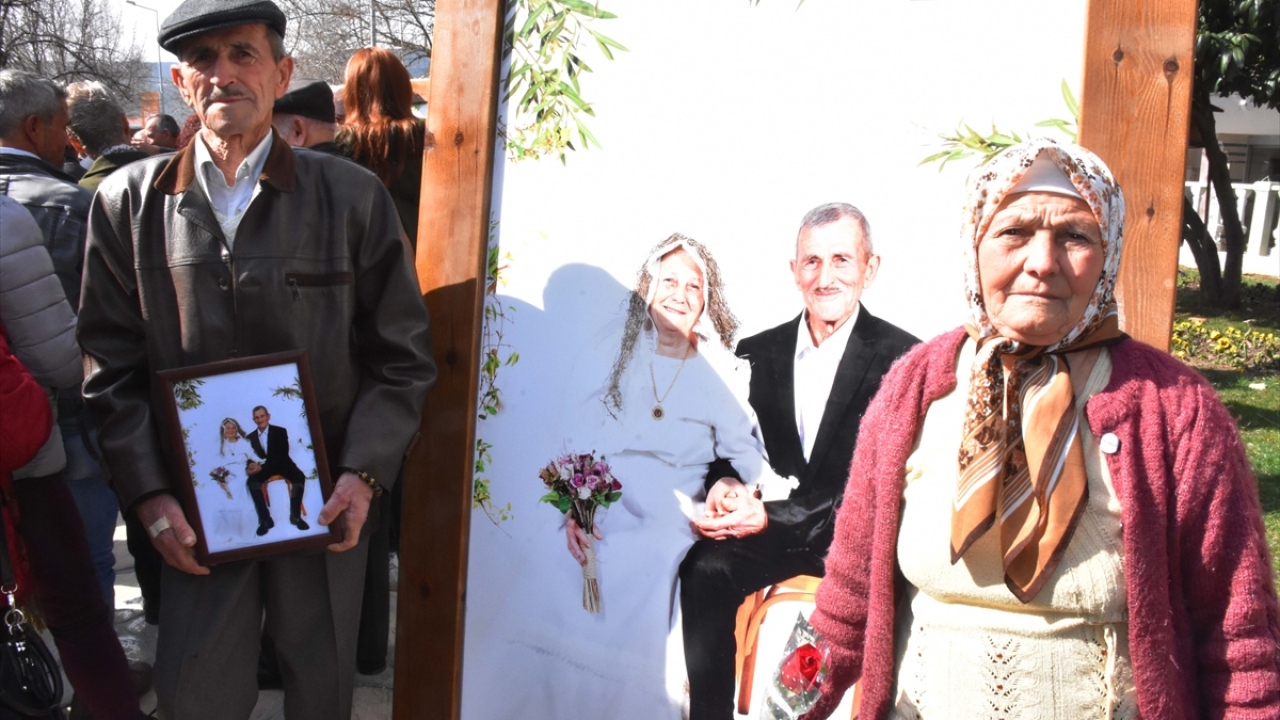 Çiftler, yakınları ve vatandaşlarla da fotoğraf çektirdi. 