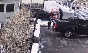 Kars'ta minik çocuğun bayrak sevgisi güvenlik kamerasında