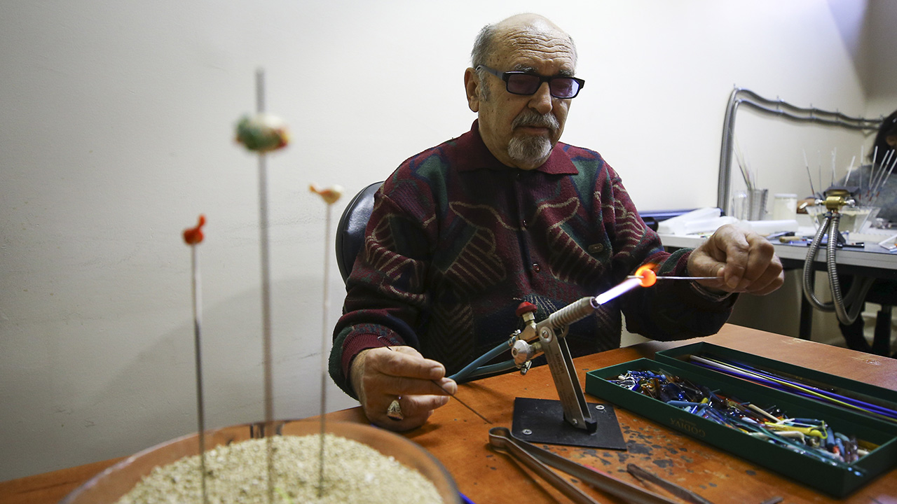 Çoğu akranının aksine evine kendini hapsetmeden, her sabah düzenli olarak arabası ile yollara düşen Taif dede, aşçılık, ahşap oymacılığı, bahçecilik, hijyen gibi kurslara da giderek "öğrenmenin yaşı yok" dedirtiyor. 