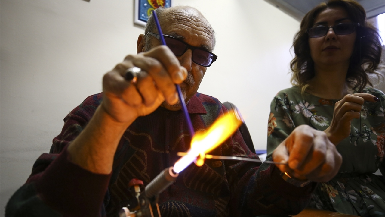 Bayındırlık ve İskan Bakanlığında memur iken özel bir iş yeri açtığını dile getiren Ceyhan, 18 yaşından beri hem okula gittiğini hem de çalıştığını dile getirdi.