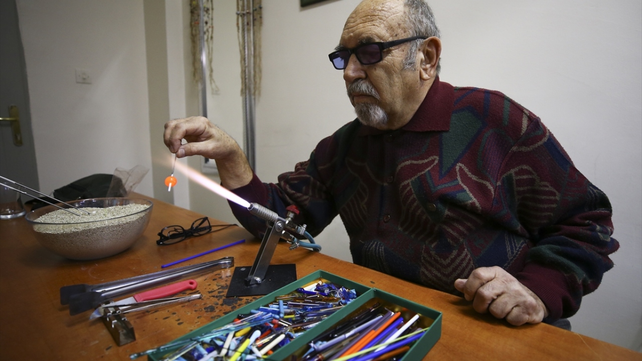 Son olarak sınıfının en yaşlı öğrencisi olarak cam sanatı kursuna başladığını ifade eden Ceyhan, çoğu akranının zamanının büyük bölümünü evinde geçirdiğini, kendisinin ise her sabah düzenli olarak arabası ile yollara düştüğünü söyledi.  