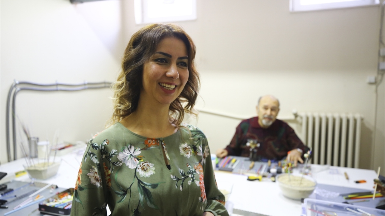 Taif dedenin el sanatları öğretmeni Zeliha Ateş ise 3 yıldır cam sanatı kurslarının halk eğitim merkezinde düzenlediğini anlattı. 