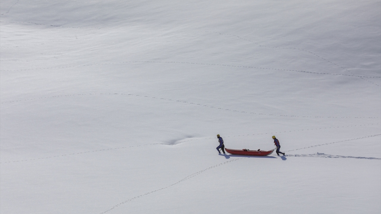 Çatak Gençlik Hizmetleri ve Spor Müdürü Erkan Manto, yaptığı açıklamada, ilçede suyun yanı sıra karda da rafting yapılabildiğini söyledi. 