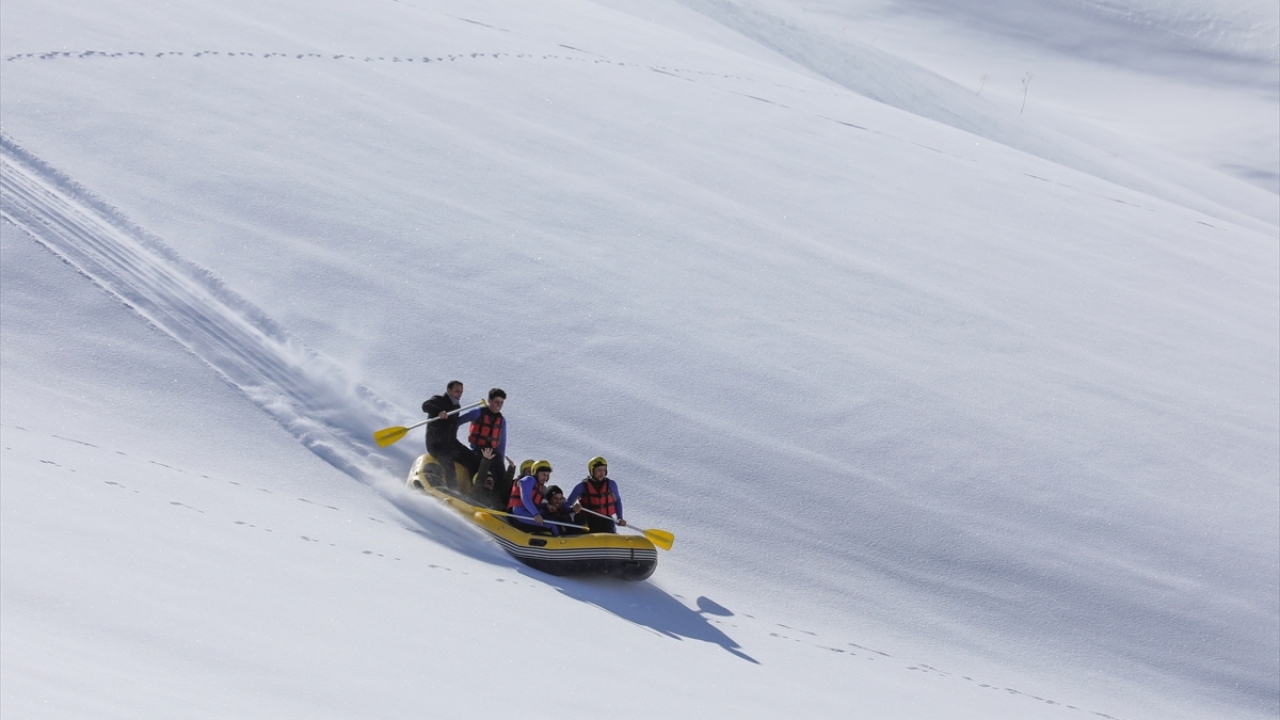Çatak Belediye Spor Rafting Antrenörü ve Rafting İl Temsilcisi Süleyman Bayat, salonda kondisyon çalışmanın yerine karda rafting yapmanın daha yararlı olduğunu ifade etti. 