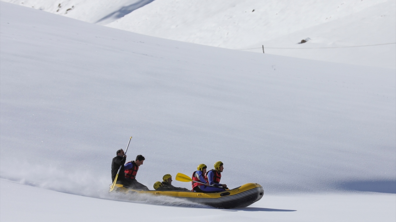 Raftingin sadece suda değil karda da yapıldığını göstermek istediklerini vurgulayan Bayat, şöyle konuştu: