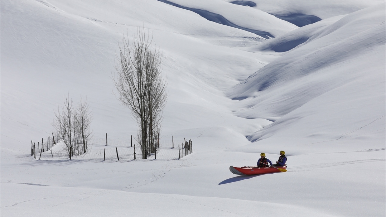 Öğretmen Hamdi İnan da daha önce Çatak Çayı`nda rafting yapma imkanı bulduğunu anlattı.