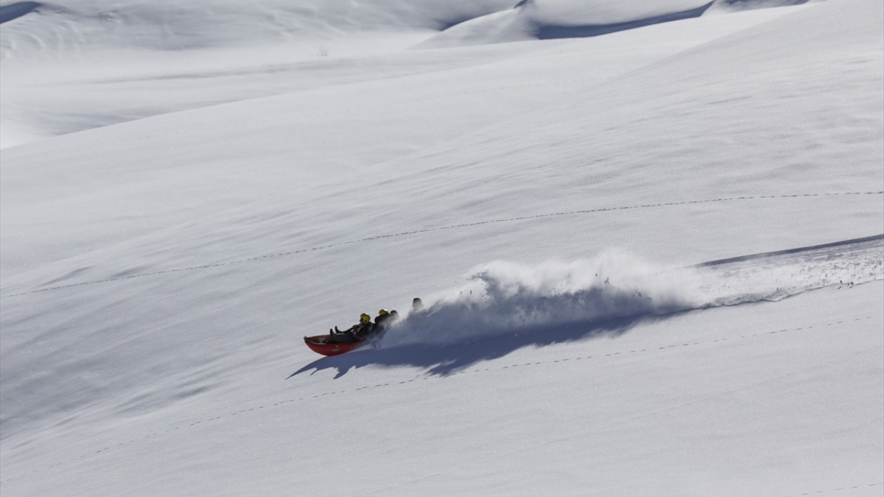 İlçe sakinlerinden Ömer Şavan, karda rafting yapmanın heyecanını yaşadığını anlatarak, "Bu etkinliğin yöneticilerin eliyle geliştirilmesi ve geleneksel hale getirilmesini bekliyoruz." dedi. 