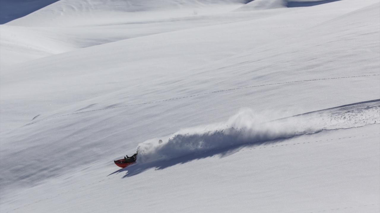 Sporcular da kar raftinginin suda yapılana göre daha fazla adrenalin içerdiğini dile getirdi.