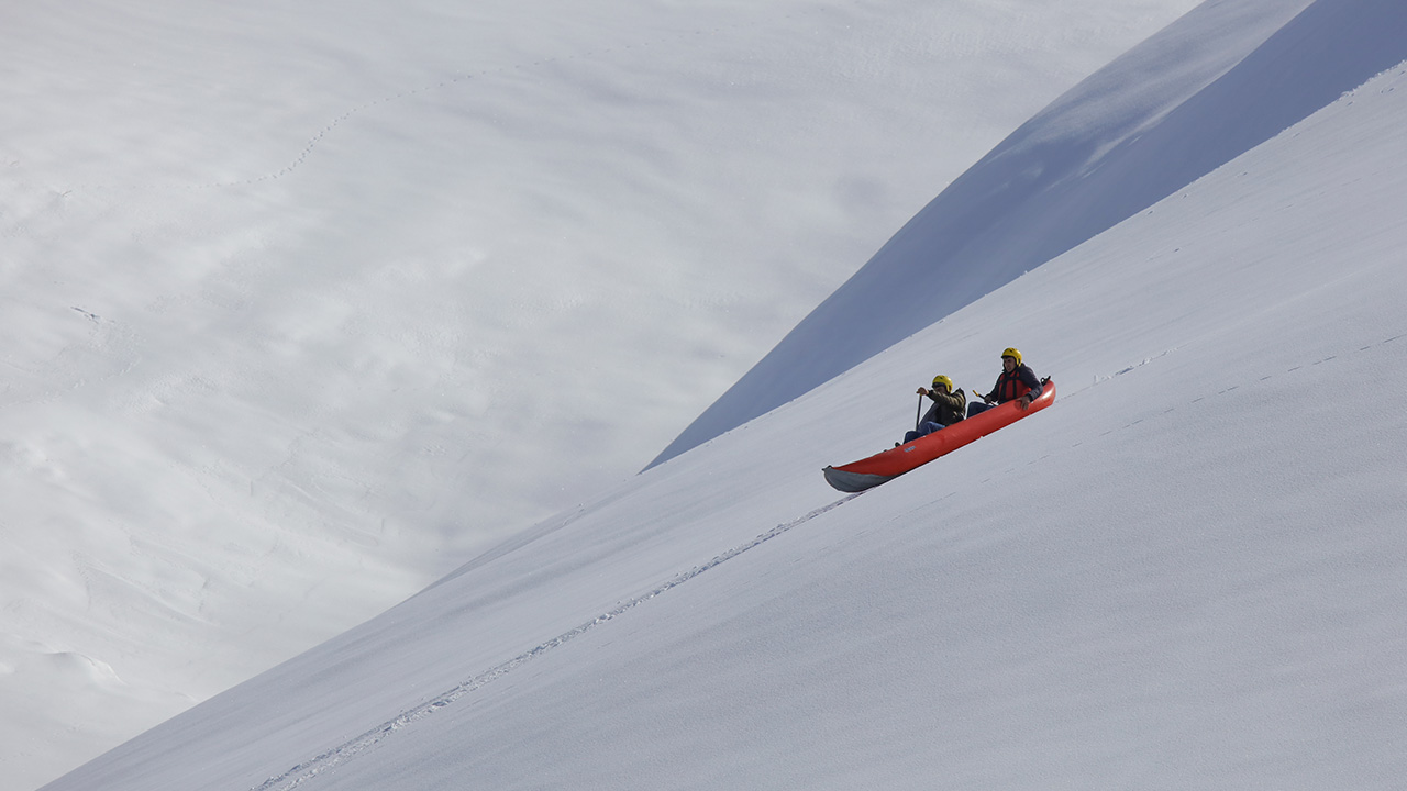 Rafting takımının sporcuları, 16 Eylül 2018`de ilçede ilk kez düzenlenen Türkiye Rafting Şampiyonası`nın üçüncü ayak yarışlarının ardından kışın da çalışmalarını sürdürüyor.