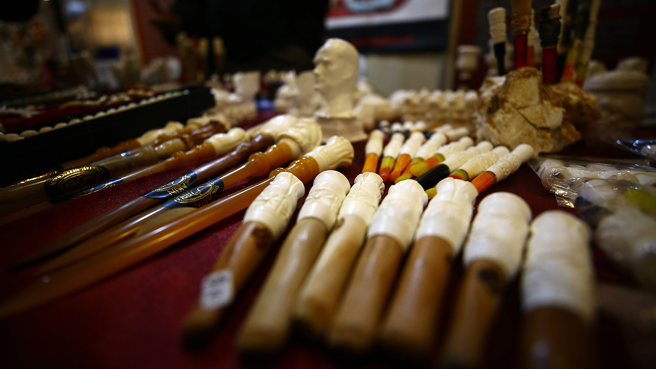 Köylerinin yakınındaki Beyaz Altın köyünde bir atölyede 12 yaşında mesleğe başlayan, daha sonra kendi atölyesini açan 62 yaşındaki Ahmet Şen, 50 yıldır sanatını sürdürüyor.