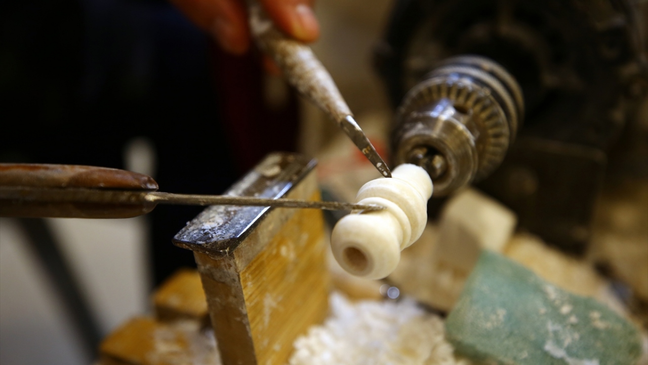  Konya`da geleneksel el sanatlarının sergilendiği fuara katılan Şen, yaptığı açıklamada, çırak olarak başladığı lüle taşı işlemeciliğini 50 yıldır devam ettirmesini mesleğine olan sevgisi ve ilgisine bağladığını söyledi. 